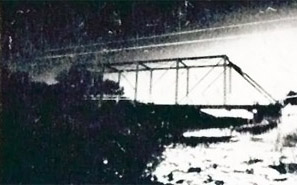 Poor quality black-and-white image of the Labo del Rio bridge in 1984.