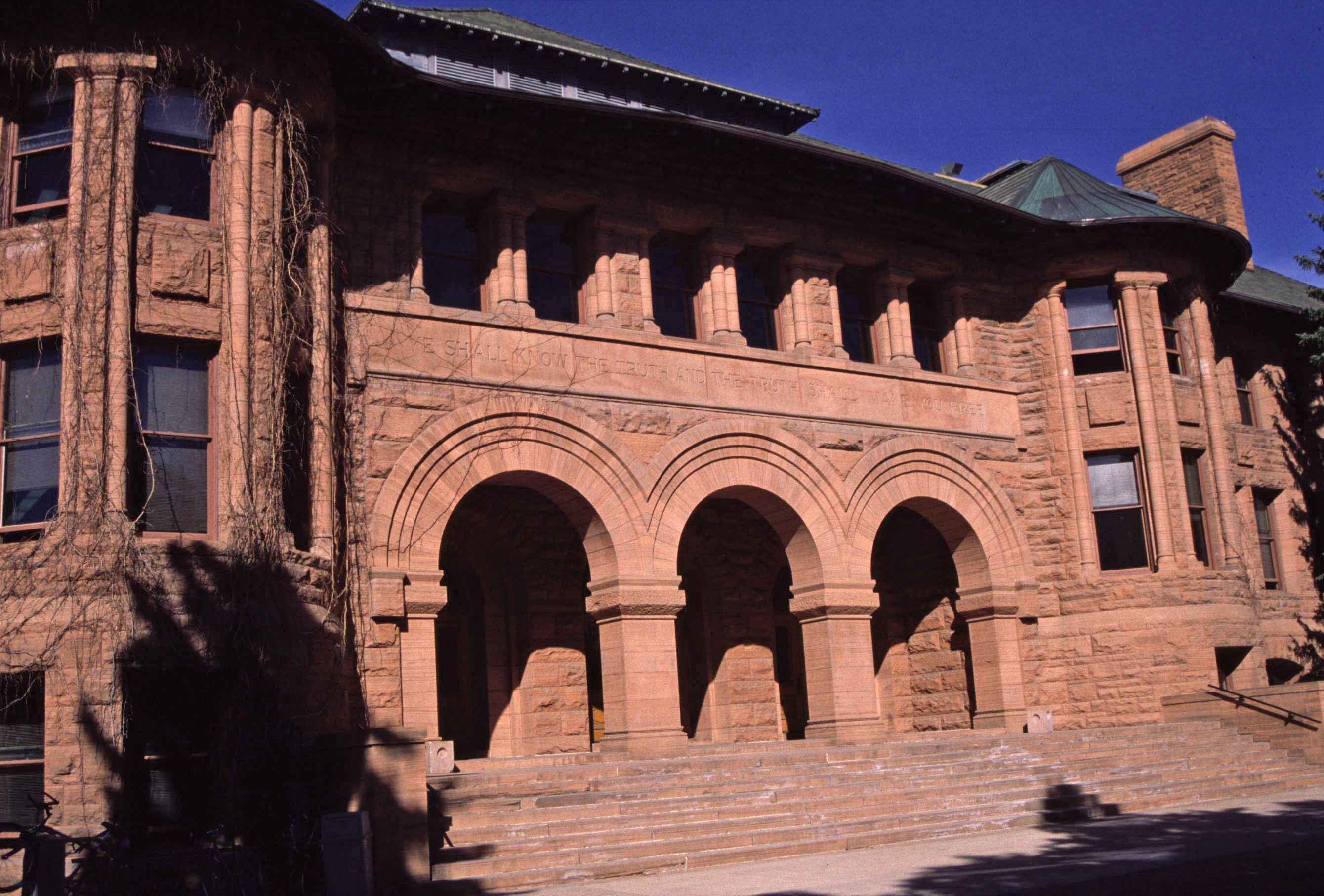 Palmer Hall, a red sandstone Romanesque Revival style building at Colorado College.