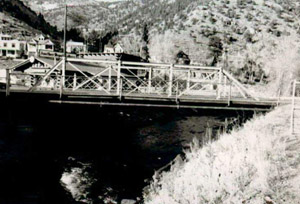 A black and white photo of the bridge from the side