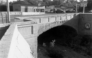 A photo of the bridge in black and white.