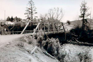 A picture of the bridge with truss in black and white.