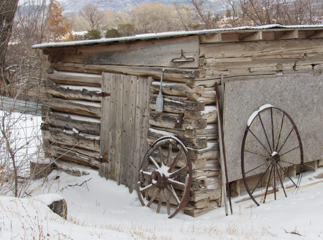 picture of shed on ranch.