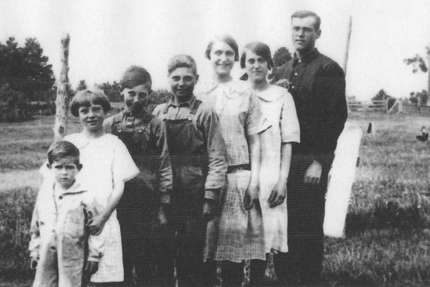 Historic photograph showing the seven of the children of Lillie and Claude Everett.
