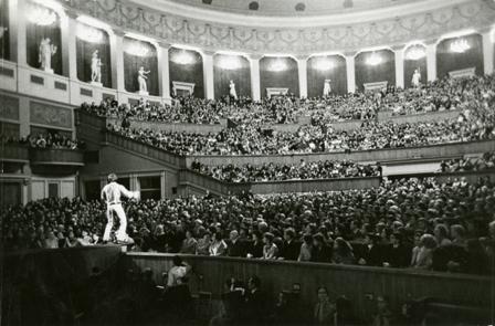 Reed performs a concert in the Soviet Union in 1971