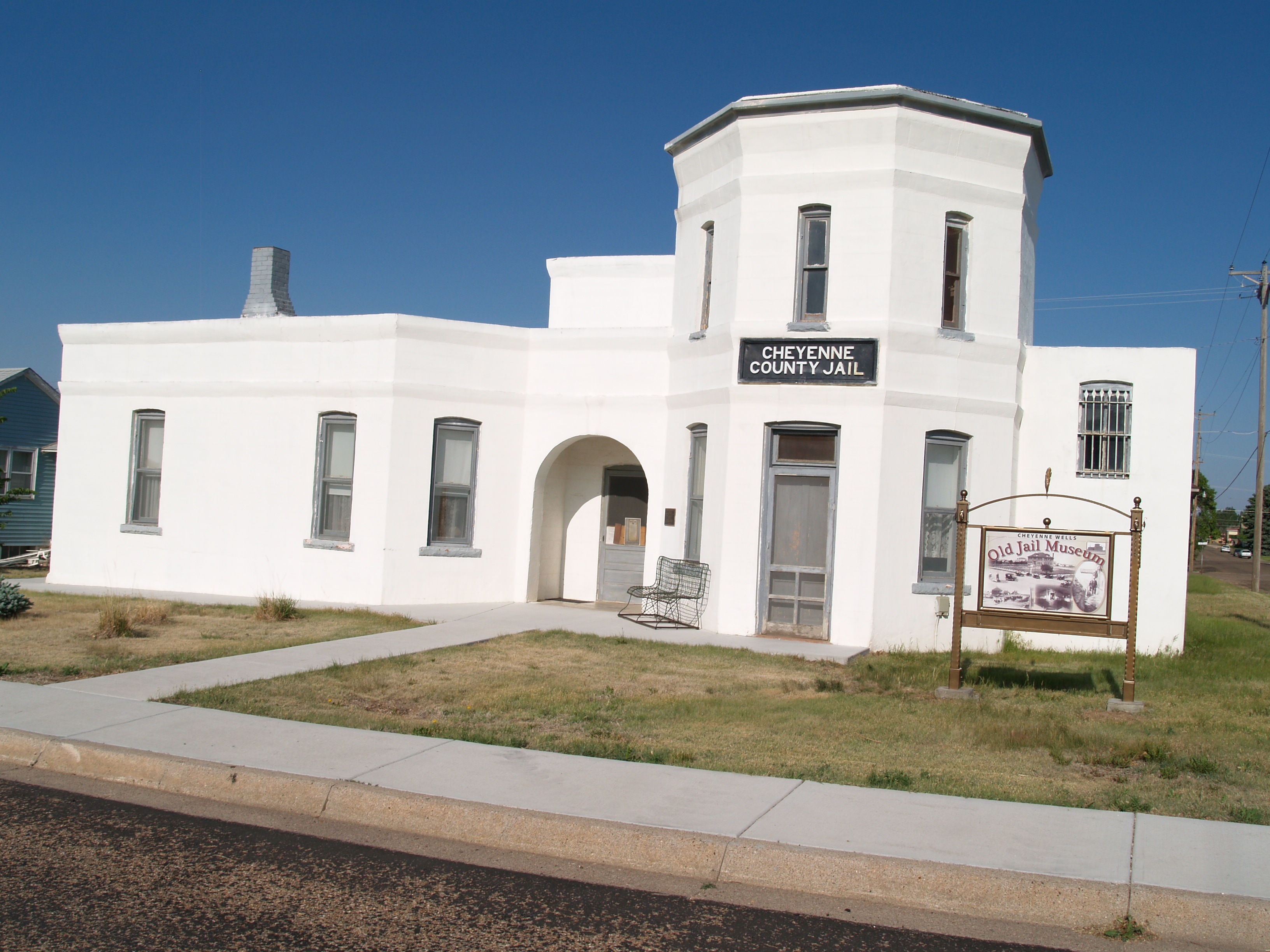 The white Romanesque style Cheyenne County Jail