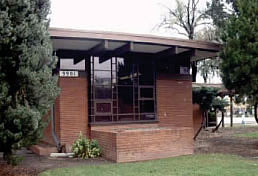 Color photo of a Usonian library (5AM.2769)