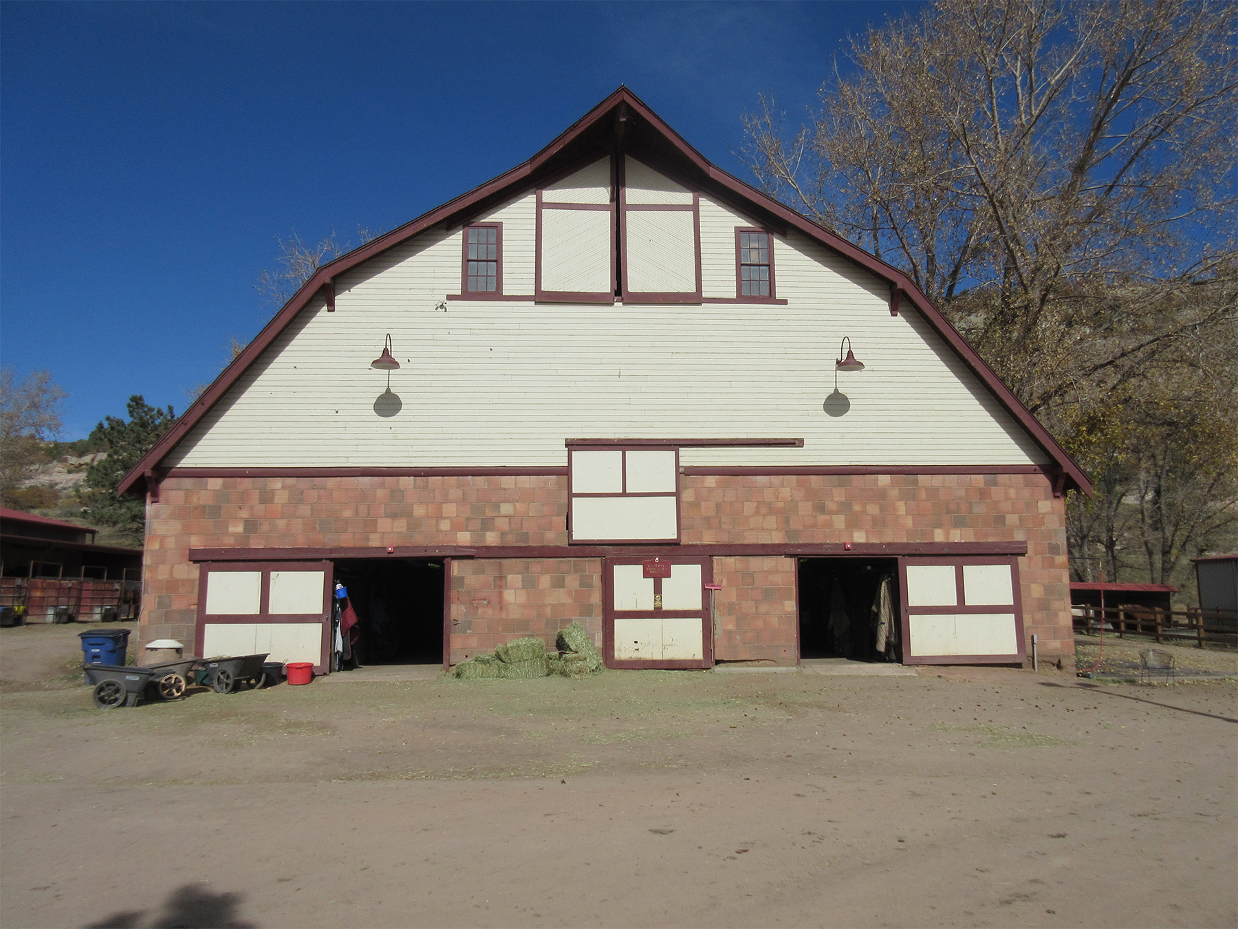 A photo of the John C. Shaffer Barn within the Ken Caryl Ranch Headquarters.