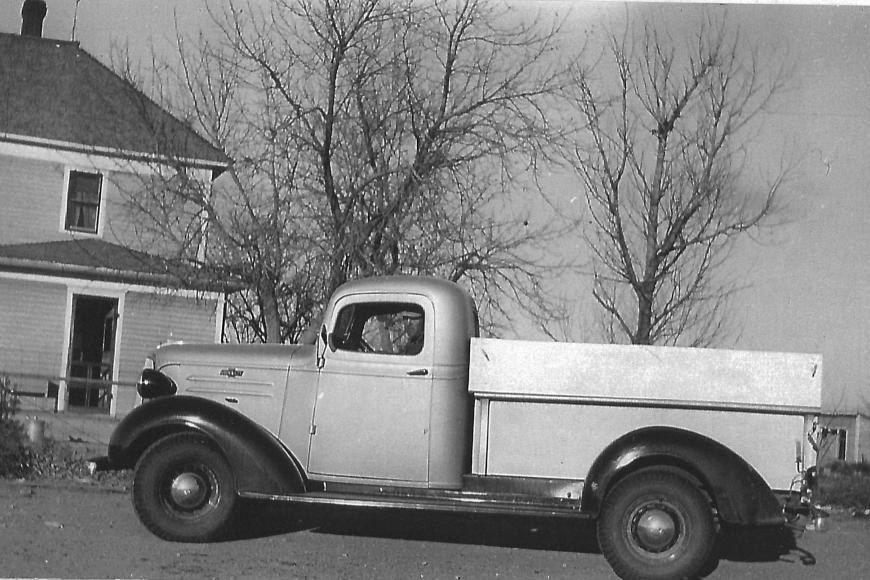 Trautman-Glenn Farm house at the time the family purchased it.  A truck is in the foreground.