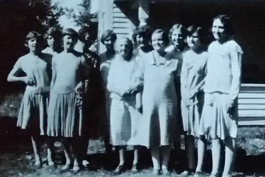 Historic photo of female members of the Vondy family.