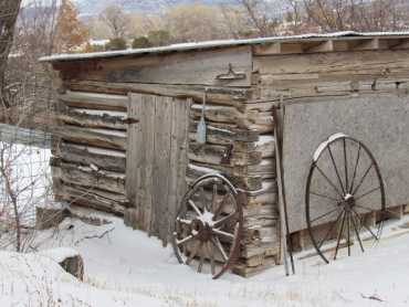 picture of shed on ranch.