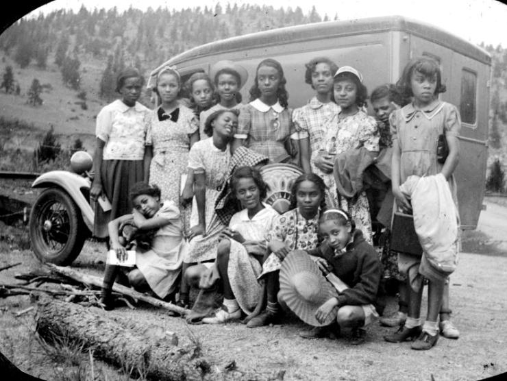 Nizhoni campers pose in front of a truck at Lincoln Hills in 1937.