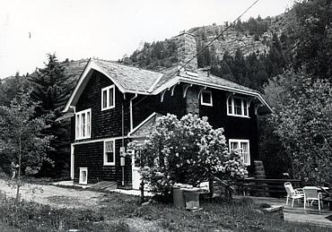 black and white photo of a Swiss Chalet building in Redstone.